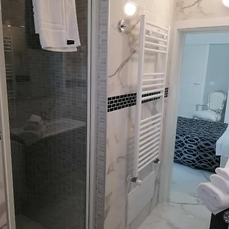 White House Nocleg ze śniadaniem 4*