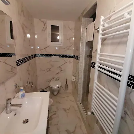 White House 4*
